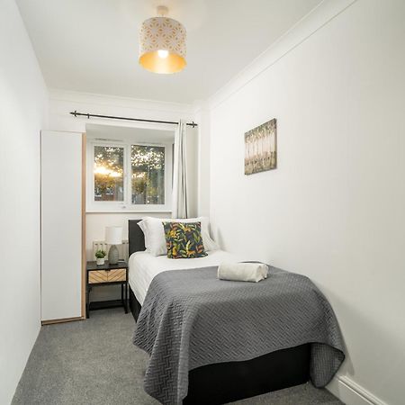 Cozy 3 Bed House With Garden & Parking In Rochester, Kent Mins To Train Station, Wifi Rochester  Exterior foto