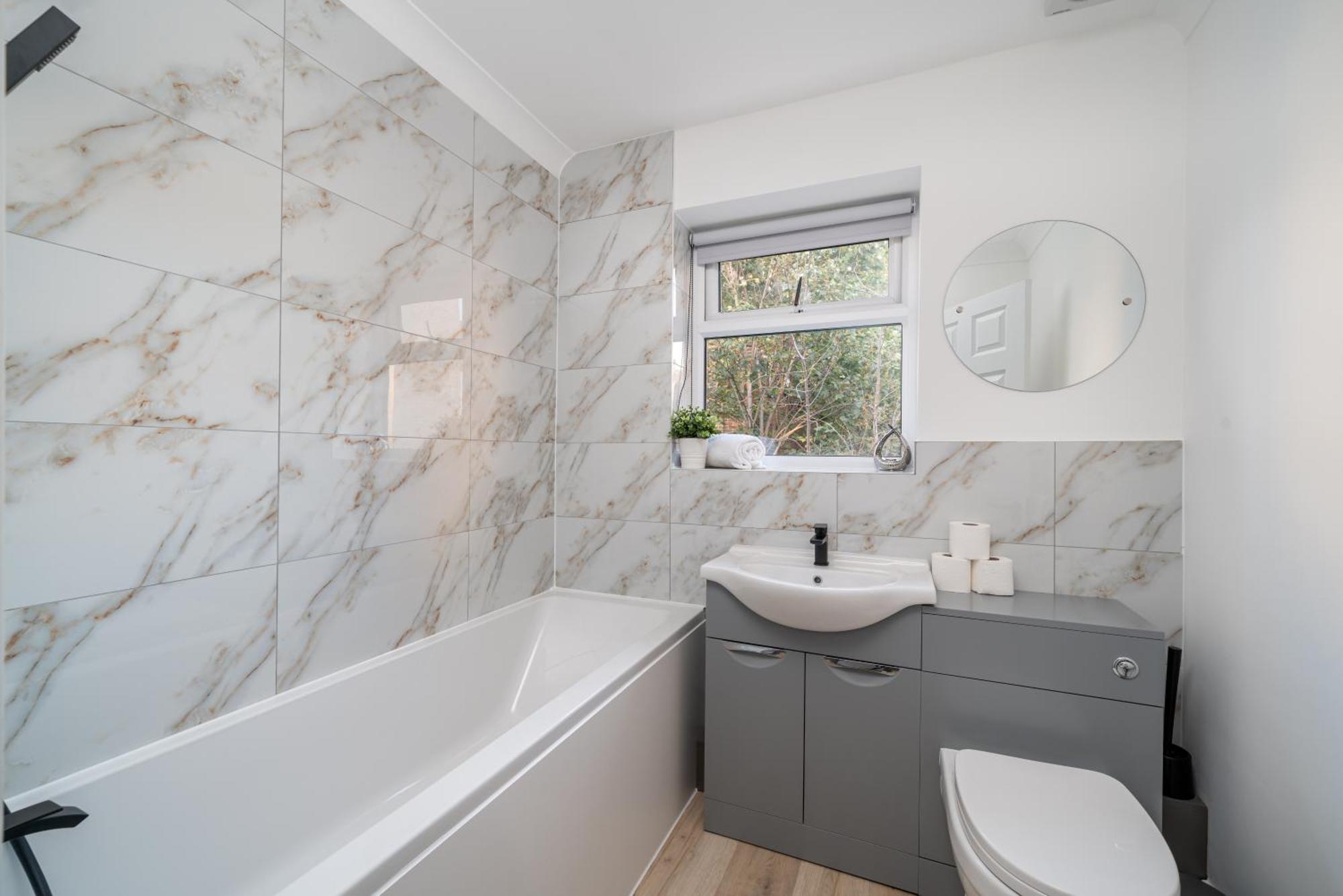 Cozy 3 Bed House With Garden & Parking In Rochester, Kent Mins To Train Station, Wifi Rochester  Exterior foto