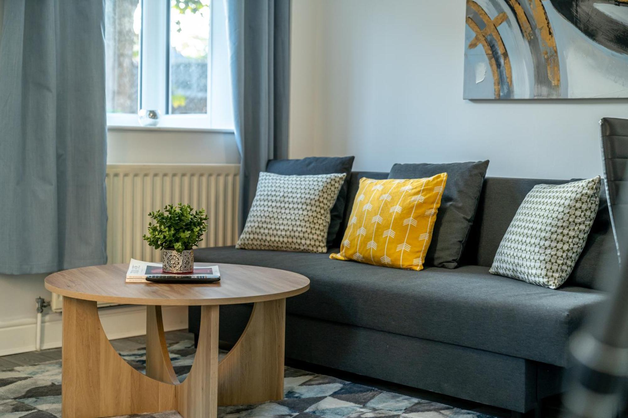 Cozy 3 Bed House With Garden & Parking In Rochester, Kent Mins To Train Station, Wifi Rochester  Exterior foto