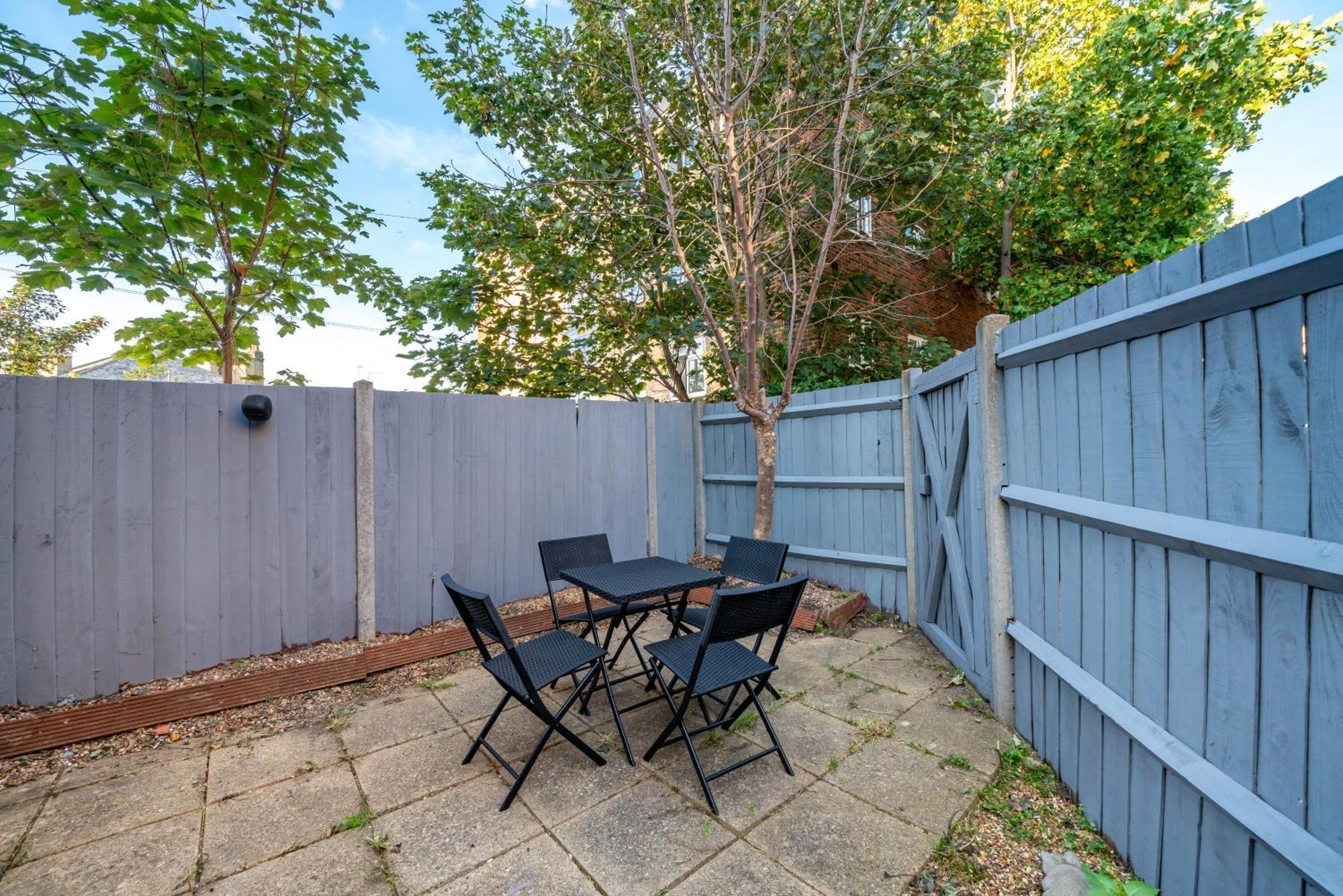 Cozy 3 Bed House With Garden & Parking In Rochester, Kent Mins To Train Station, Wifi Rochester  Exterior foto